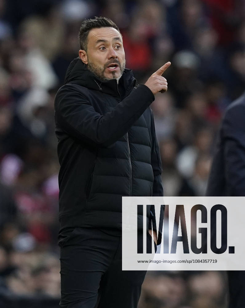 Manchester, England, 10th October 2026. Roberto De Zerbi manager of Tottenham Hotspur during the Manchester United, ManU vs Tottenham Hotspur Premier League match at Old Trafford, Manchester. Picture credit should read: Andrew Yates Sportimage . SPI_128_AY_MANUTD_SPURS SPI-5058-0128