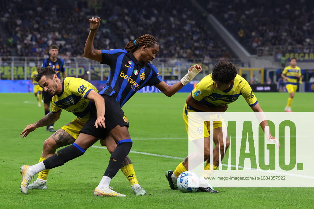 FC Internazionale v Parma Calcio 1913 - Serie A - Season 2026-2027 Milan, Italy, 10th October 2026. Djed Spence of FC Internazionale clashes with Emanuele Valeri and Simone Lontani of Parma Calcio during the FC Internazionale vs Parma Calcio 1913 Serie A match at Giuseppe Meazza, Milan. Picture credit should read: Jonathan Moscrop Milan Stadio Giuseppe Meazza Italy