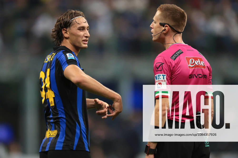 FC Internazionale v Parma Calcio 1913 - Serie A - Season 2026-2027 Milan, Italy, 10th October 2026. Francesco Pio Esposito of FC Internazionale reacts with the Referee Kevin Bonacina during the FC Internazionale vs Parma Calcio 1913 Serie A match at Giuseppe Meazza, Milan. Picture credit should read: Jonathan Moscrop Milan Stadio Giuseppe Meazza Italy