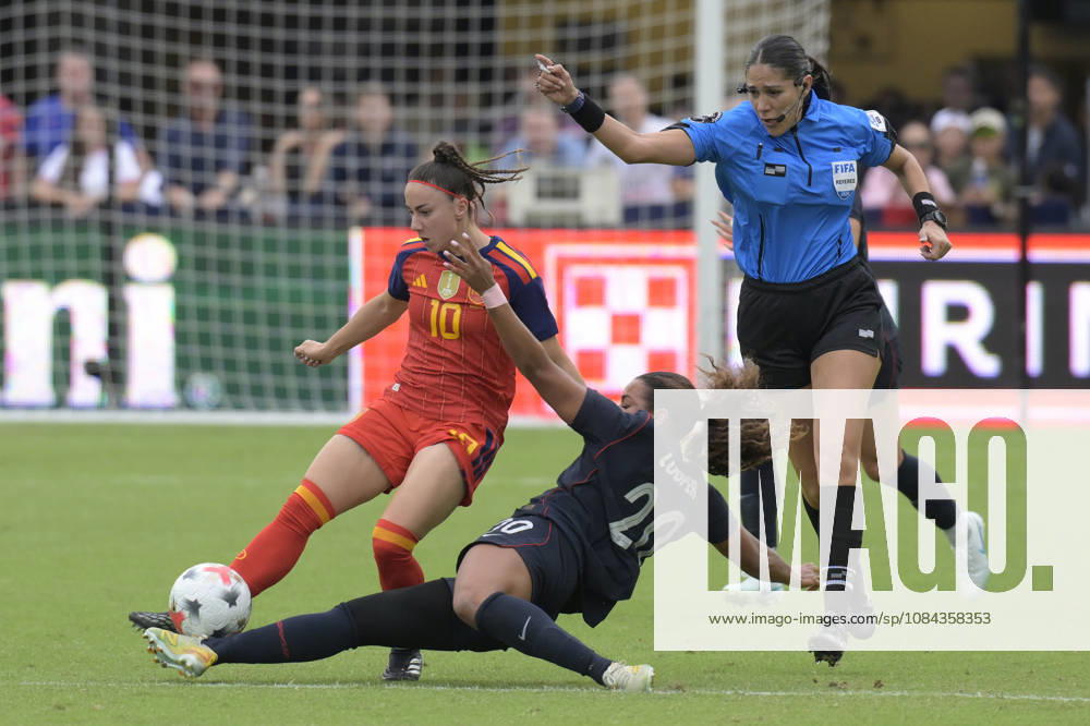 Michelle Cooper (C-bottom) of the United States vies for the ball with Athenea del Castillo (L) of Spain during a friendly match between the USA and Spain women s national teams at Audi Field in Washington, USA, 10 October 2026. Women s Friendly Match: United States vs Spain !ACHTUNG: NUR REDAKTIONELLE NUTZUNG!