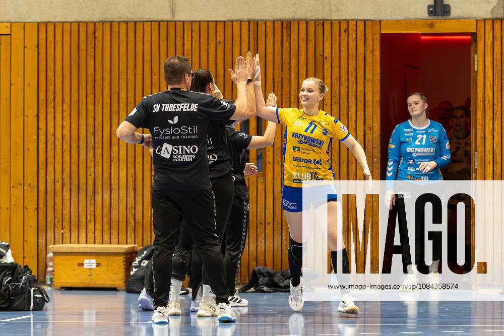 Handball I Women I 2026–2027 Season I 2nd Bundesliga I Matchday 5 I SV Todesfelde vs. HSV Solingen Gräfrath 76 I October 10, 2026 (from left): Henning Ammen, Coach, SV Todesfelde, Marit Kristin Kaps 11, SV Todesfelde, Bad Schwartau, Ludwig Jahn Hall, Schleswig-Holstein, Germany