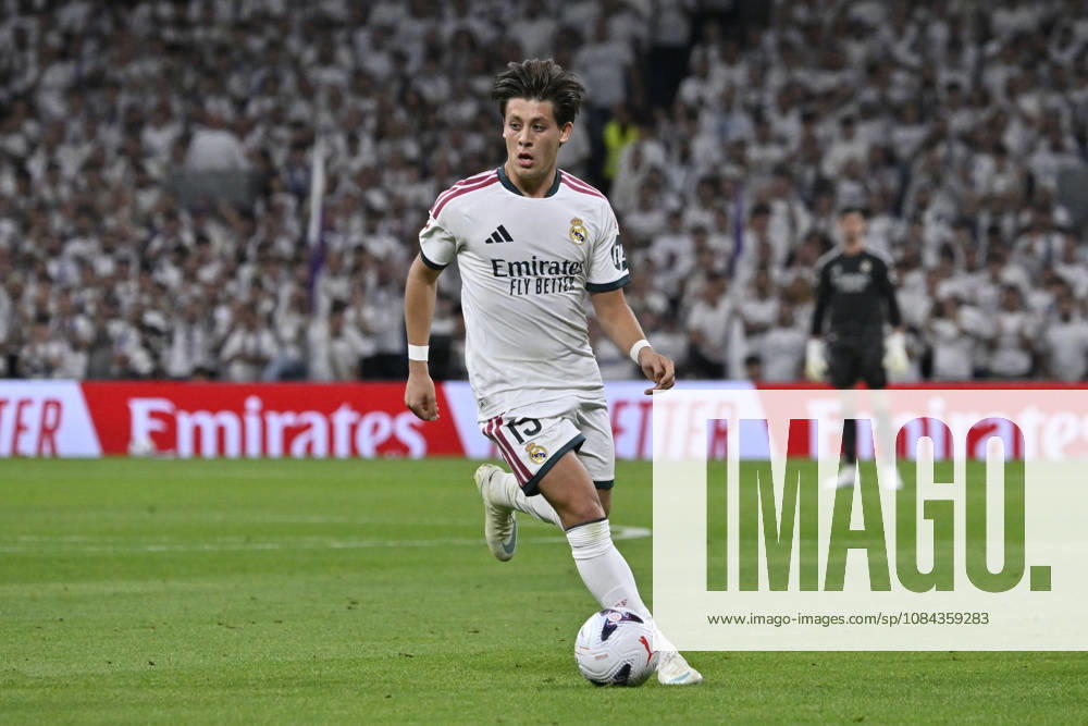 15 ARDA GULER of Real Madrid CF in action during the match on Matchday 8 of the 2026-27 National League First Division Championship between REAL MADRID C.F. and VILLARREAL CF, played at the Bernabeu Stadium on October 10, 2026, in Madrid, Spain. REAL MADRID C.F. Vs. VILLARREAL CF - 2026 27 National League First Division Championship 10.10.26 - ZUMAc312 20261010_zsp_c312_151