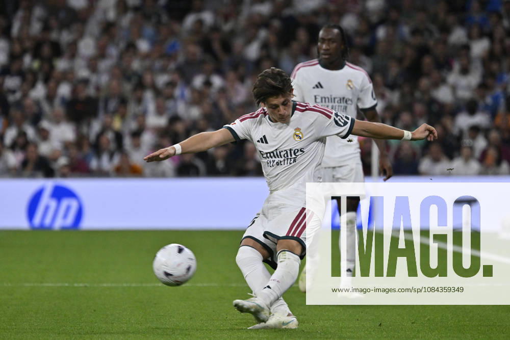 15 ARDA GULER of Real Madrid CF pases the ball during the match on Matchday 8 of the 2026-27 National League First Division Championship between REAL MADRID C.F. and VILLARREAL CF, played at the Bernabeu Stadium on October 10, 2026, in Madrid, Spain. REAL MADRID C.F. Vs. VILLARREAL CF - 2026 27 National League First Division Championship 10.10.26 - ZUMAc312 20261010_zsp_c312_175