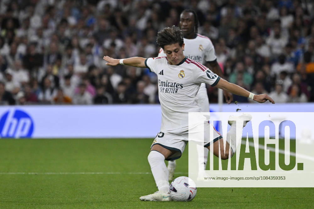 15 ARDA GULER of Real Madrid CF pases the ball during the match on Matchday 8 of the 2026-27 National League First Division Championship between REAL MADRID C.F. and VILLARREAL CF, played at the Bernabeu Stadium on October 10, 2026, in Madrid, Spain. REAL MADRID C.F. Vs. VILLARREAL CF - 2026 27 National League First Division Championship 10.10.26 - ZUMAc312 20261010_zsp_c312_177