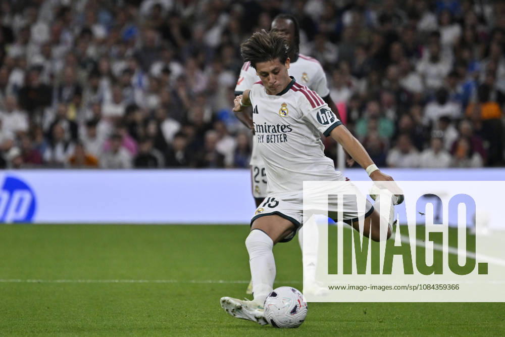 15 ARDA GULER of Real Madrid CF pases the ball during the match on Matchday 8 of the 2026-27 National League First Division Championship between REAL MADRID C.F. and VILLARREAL CF, played at the Bernabeu Stadium on October 10, 2026, in Madrid, Spain. REAL MADRID C.F. Vs. VILLARREAL CF - 2026 27 National League First Division Championship 10.10.26 - ZUMAc312 20261010_zsp_c312_181