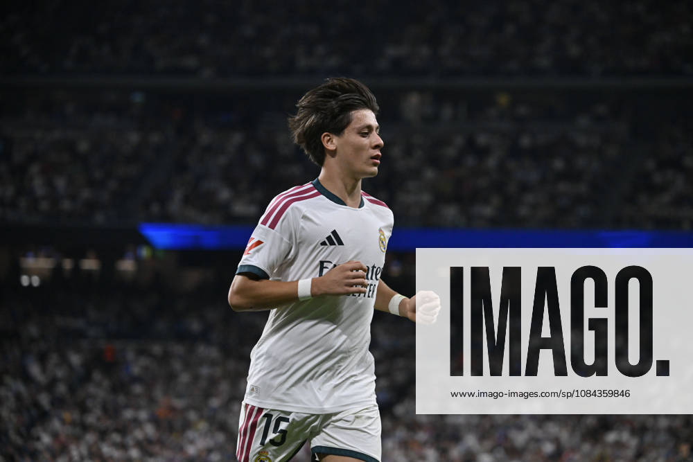 15 ARDA GULER of Real Madrid CF during the match on Matchday 8 of the 2026-27 National League First Division Championship between REAL MADRID C.F. and VILLARREAL CF, played at the Bernabeu Stadium on October 10, 2026, in Madrid, Spain. REAL MADRID C.F. Vs. VILLARREAL CF - 2026 27 National League First Division Championship 10.10.26 - ZUMAc312 20261010_zsp_c312_246