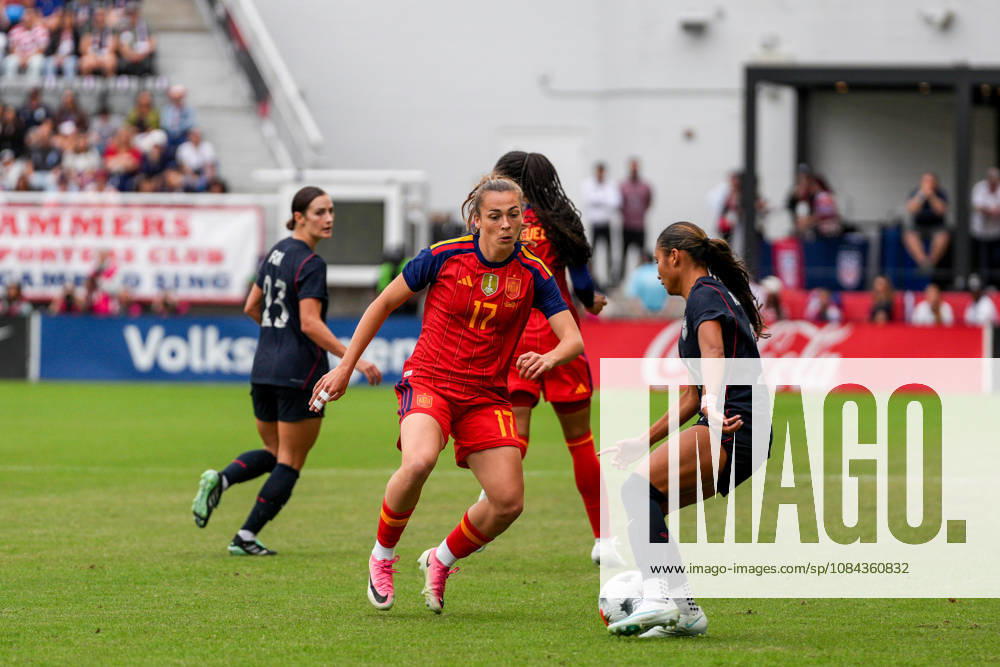 USA v Spain - Women s International Friendly, Länderspiel, Nationalmannschaft WASHINGTON D.C., UNITED STATES - OCTOBER 10: Lucia Corrales (17) of Spain in action against Emily Fox (23) of USA during Women s International Friendly football match between USA and Spain at Audi Field Stadium in Washington D.C., United States on October 10, 2026. Hasan Akbas Anadolu District of Columbia United States. Editorial use only. Please get in touch for any other usage.