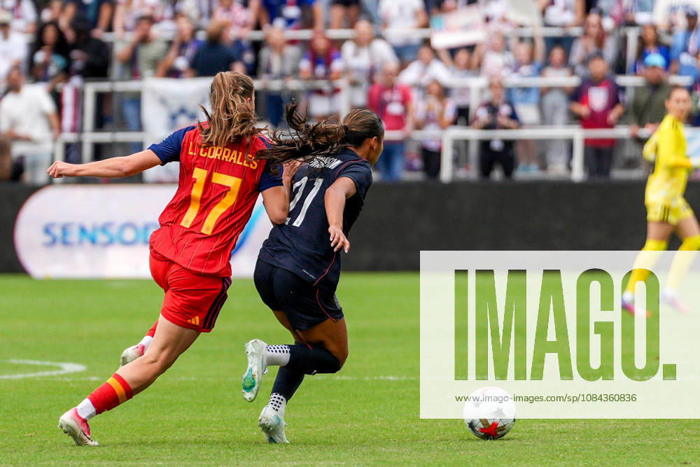 USA v Spain - Women s International Friendly, Länderspiel, Nationalmannschaft WASHINGTON D.C., UNITED STATES - OCTOBER 10: Lucia Corrales (17) of Spain in action against Alyssa Thompson (21) of USA during Women s International Friendly football match between USA and Spain at Audi Field Stadium in Washington D.C., United States on October 10, 2026. Hasan Akbas Anadolu District of Columbia United States. Editorial use only. Please get in touch for any other usage.