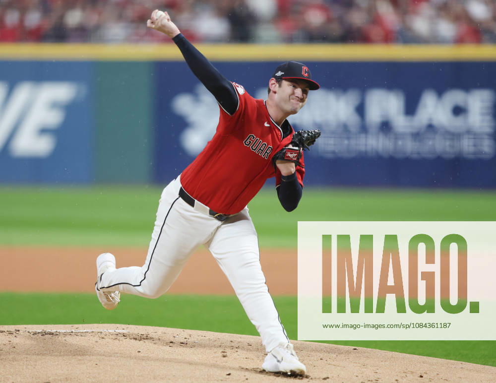 Cleveland Guardians starting pitcher Gavin Williams (32) throws against the Chicago White Sox in the first inning of an MLB, Baseball Herren, USA American League Division Series at Progressive Field in Cleveland, Ohio, on Saturday, October 10, 2026. CLE20261010705 AARONxJOSEFCZYK