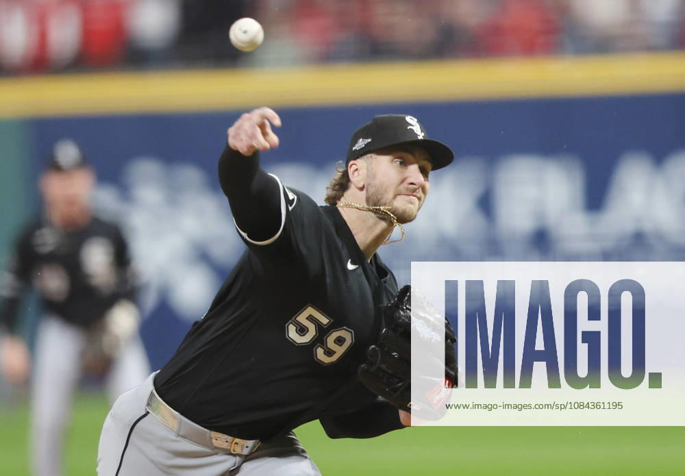 Chicago White Sox starting pitcher Sean Burke (59) throws against the Cleveland Guardians in the first inning of an MLB, Baseball Herren, USA American League Division Series at Progressive Field in Cleveland, Ohio, on Saturday, October 10, 2026. CLE20261010707 AARONxJOSEFCZYK