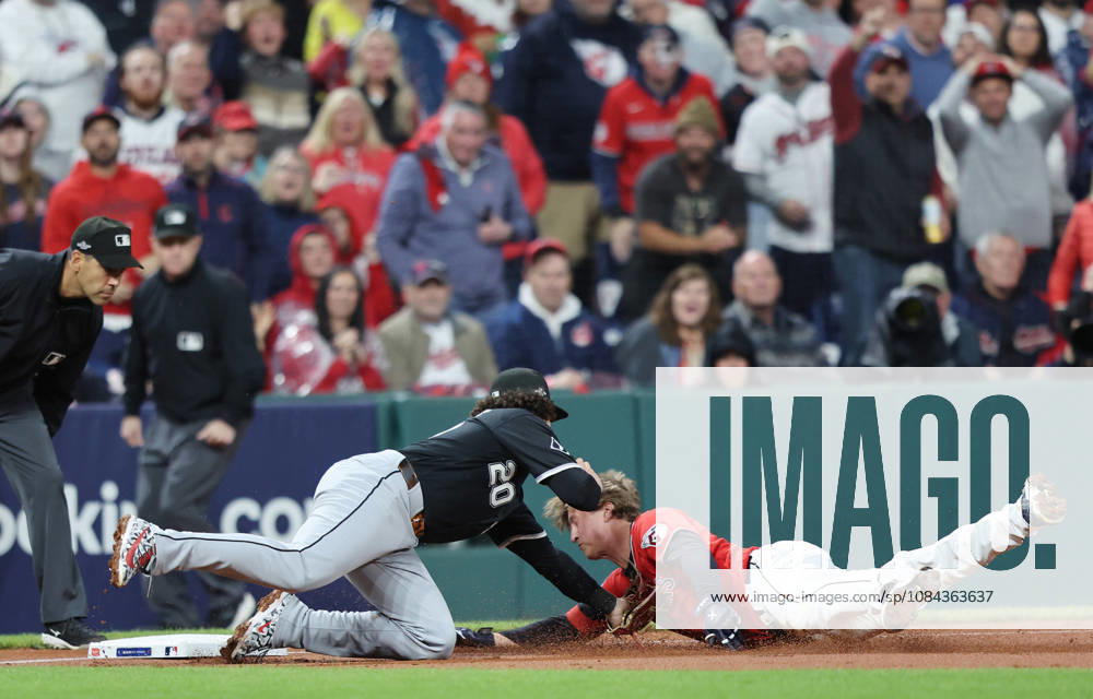 Cleveland Guardians Petey Halpin (0) is tagged out at third by Chicago White Sox third baseman Miguel Vargas (20) after trying to stretch a double into a triple in the fifth inning of an MLB, Baseball Herren, USA American League Division Series at Progressive Field in Cleveland, Ohio, on Saturday, October 10, 2026. CLE20261010727 AARONxJOSEFCZYK