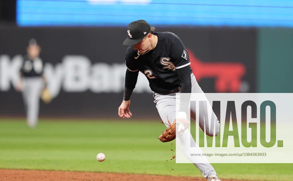 Chicago White Sox shortstop Colson Montgomery (12) makes a fielding error on a grounder by Cleveland Guardians Travis Bazzana in the seventh inning of an MLB, Baseball Herren, USA American League Division Series at Progressive Field in Cleveland, Ohio, on Saturday, October 10, 2026. CLE20261010733 AARONxJOSEFCZYK