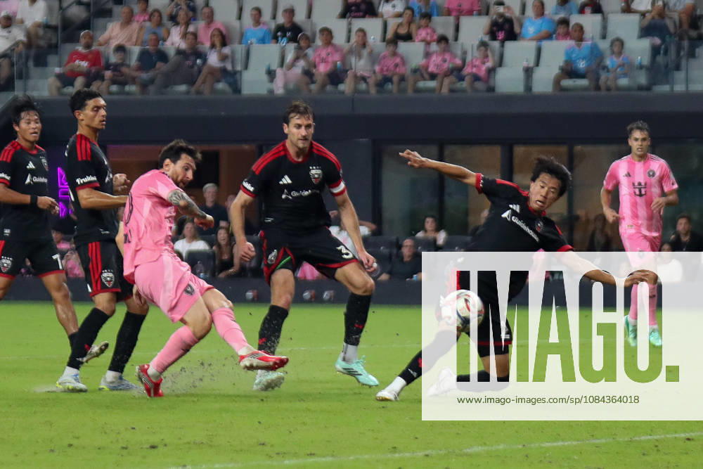 MIAMI, FL - OCTOBER 10: Inter Miami CF forward Lionel Messi (10) shoots on goal during a 2026 MLS, Fussball Herren, USA soccer match between Inter Miami CF and DC United on October 10, 2026 being played at NU Stadium, Miami, Fla.(Photo by Chris Arjoon Icon Sportswire). SOCCER: OCT 10 MLS Inter Miami CF vs DC United Icon2610100000016
