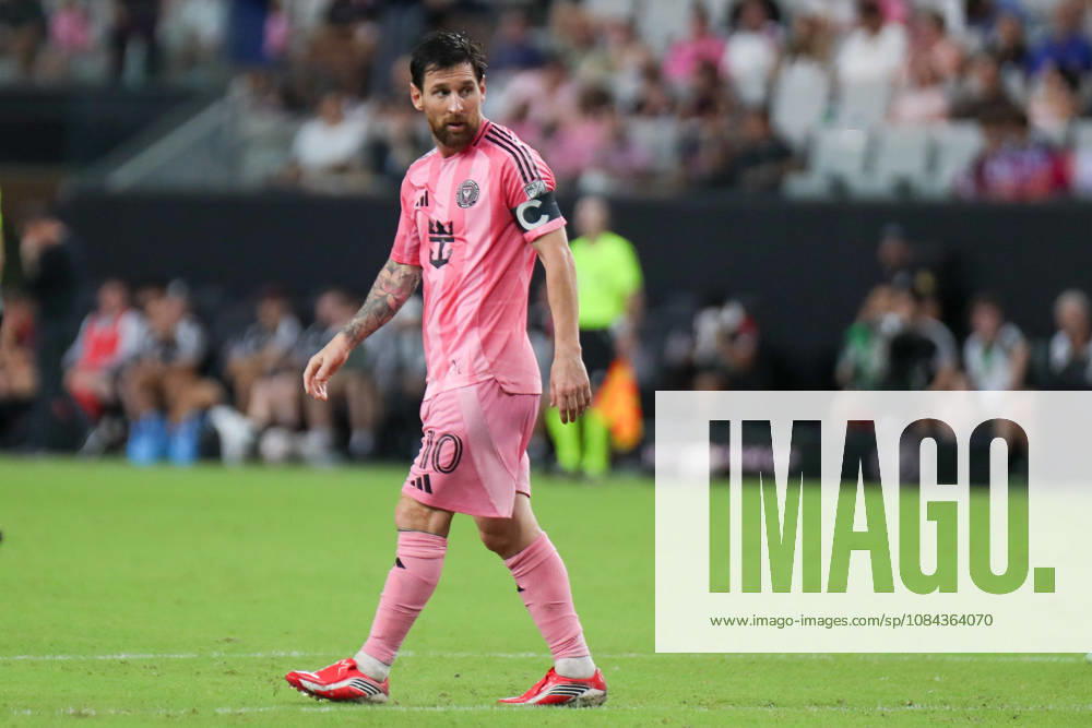 MIAMI, FL - OCTOBER 10: Inter Miami CF forward Lionel Messi (10) looks on during a 2026 MLS, Fussball Herren, USA soccer match between Inter Miami CF and DC United on October 10, 2026 being played at NU Stadium, Miami, Fla.(Photo by Chris Arjoon Icon Sportswire). SOCCER: OCT 10 MLS Inter Miami CF vs DC United Icon2610100000017