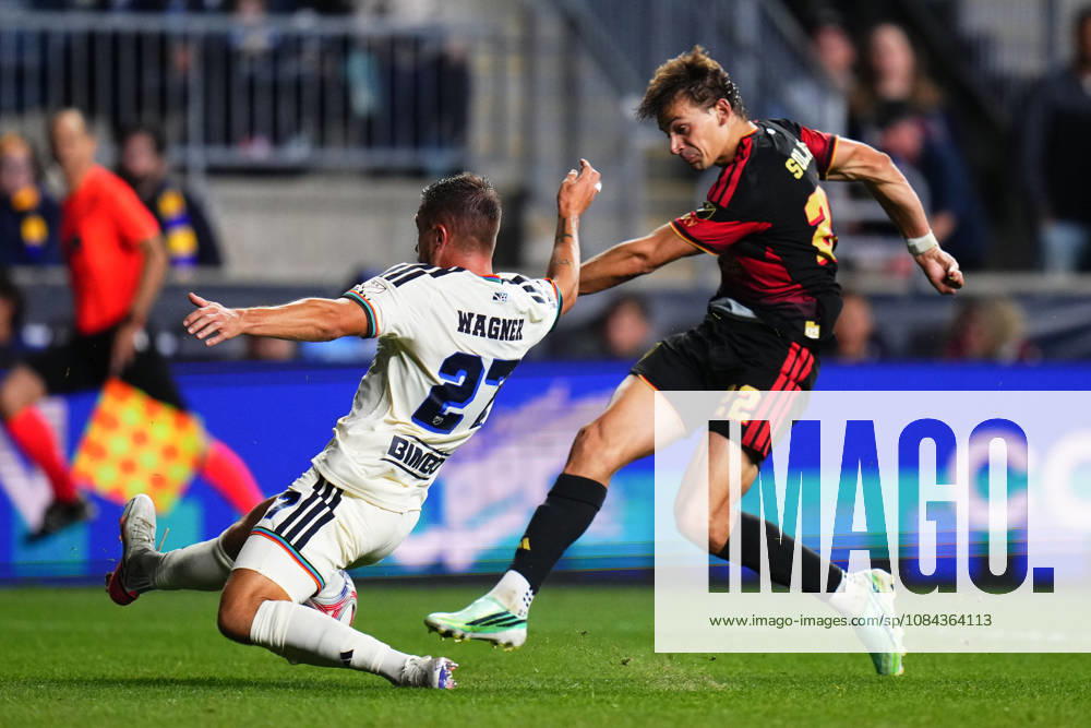 Real Salt Lake Forward Sergi Solans (22) shoots the ball while Philadelphia Union Defender Kai Wagner (27) defends during the second half of an MLS, Fussball Herren, USA match at Subaru Park in Chester, Pennsylvania. CSM Chester United States of America - ZUMAc04_ 20261010_zma_c04_282