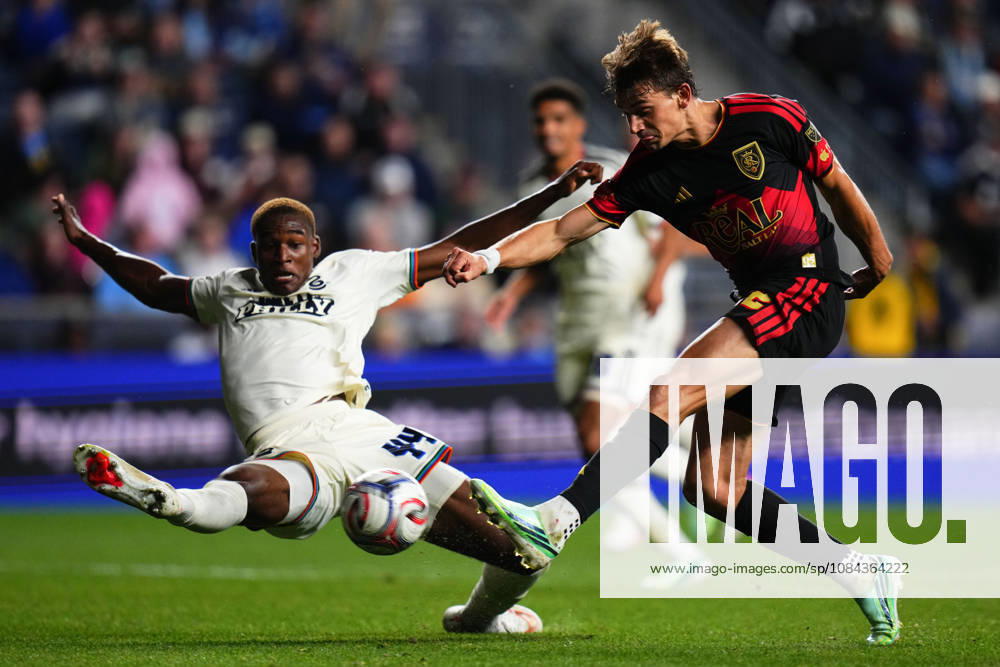 Real Salt Lake Forward Sergi Solans (22) shoots the ball while Philadelphia Union Defender Neil Pierre (44) defends during the second half of an MLS, Fussball Herren, USA match at Subaru Park in Chester, Pennsylvania. CSM MLS 2026: Union Vs Salt Lake OCT 10 - ZUMAc04_ 20261010_zma_c04_301