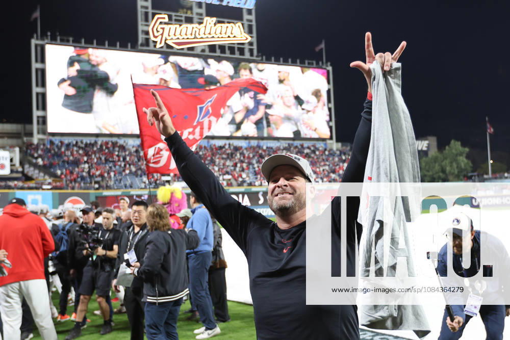 Cleveland Guardians manager Stephen Vogt celebrates after the Guardians defeated the Chicago White Sox 2-0 in the final game of their MLB, Baseball Herren, USA American League Division Series at Progressive Field in Cleveland, Ohio, on Saturday, October 10, 2026. The Guardians advance to play the Tampa Bay Rays in the American League Championship Series. CLE20261010745 AARONxJOSEFCZYK