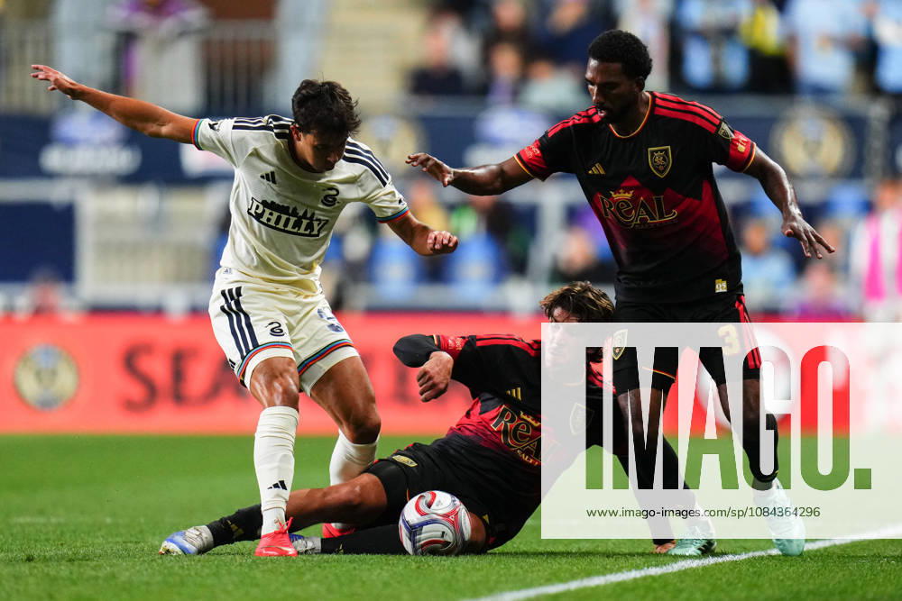 Real Salt Lake Midfielder Stijn Spierings (6) and Philadelphia Union Midfielder Quinn Sullivan (33) battle for the ball during the second half of an MLS, Fussball Herren, USA match at Subaru Park in Chester, Pennsylvania. CSM MLS 2026: Union Vs Salt Lake OCT 10 - ZUMAc04_ 20261010_zma_c04_332