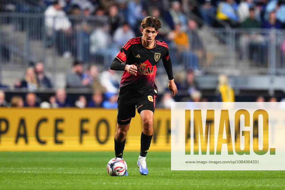 Real Salt Lake Midfielder Stijn Spierings (6) controls the ball during the second half of an MLS, Fussball Herren, USA match against the Philadelphia Union at Subaru Park in Chester, Pennsylvania. CSM Chester United States of America - ZUMAc04_ 20261010_zma_c04_324