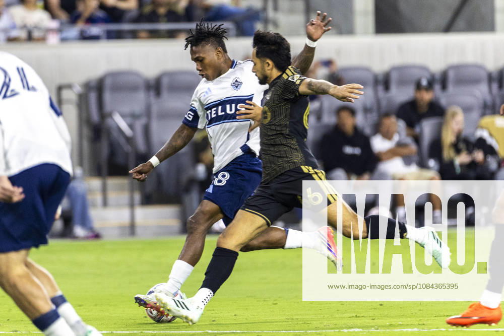 Vancouver Whitecaps left wing back Tate Johnson (28) and Los Angeles FC defensive midfielder Mathieu Choiniere (66) vie for the ball during a MLS, Fussball Herren, USA soccer game on Saturday, Oct. 10, 2026 in Los Angeles. Los Angeles USA - ZUMAc68_ 20261010_zaf_c68_022