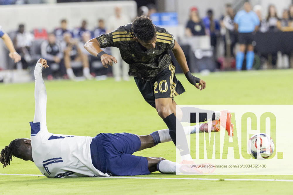 Vancouver Whitecaps left midfielder Yadaly Diaby (77) and Los Angeles FC defensive midfielder Sergio Vasquez (20) vie for the ball during a MLS, Fussball Herren, USA soccer game on Saturday, Oct. 10, 2026 in Los Angeles. Los Angeles USA - ZUMAc68_ 20261010_zaf_c68_030
