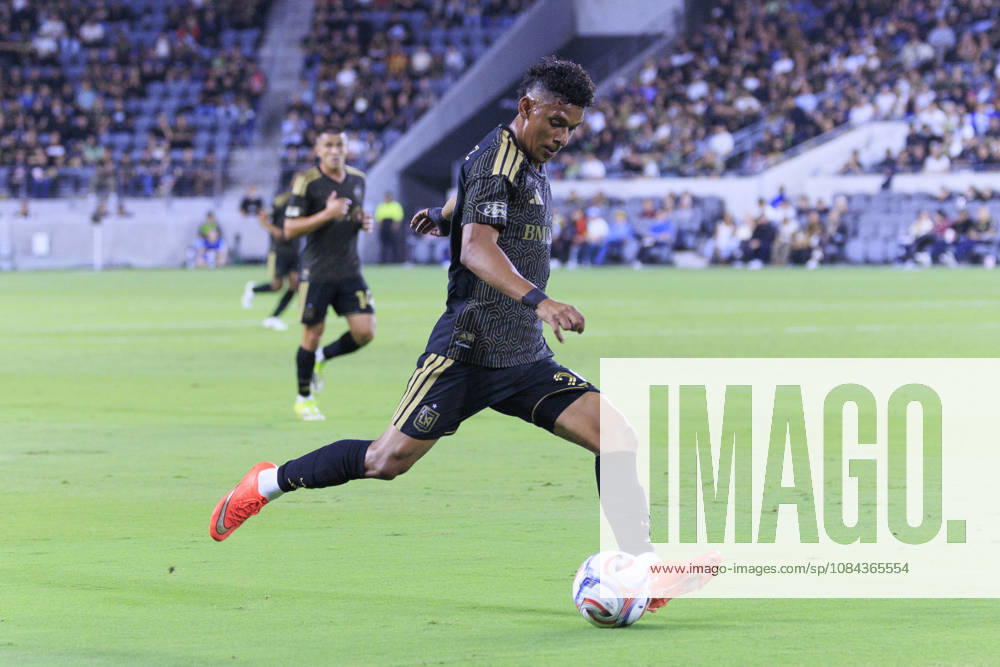 Sergio Vasquez 20 of the Los Angeles Football Club crosses the ball during their regular season MLS, Fussball Herren, USA game against the Vancouver Whitecaps on Saturday October 10, 2026 at the BMO Stadium in Los Angeles, California. ARIANA RUIZ PI Los Angeles USA - ZUMAp124 20261010_zaa_p124_001