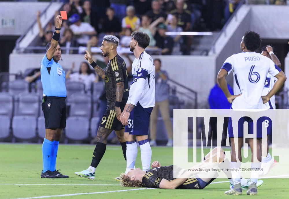 Tristan Blackmon 33 of the Vancouver Whitecaps receives a red card during their regular season MLS, Fussball Herren, USA game against the Los Angeles Football Club on Saturday October 10, 2026 at the BMO Stadium in Los Angeles, California. ARIANA RUIZ PI Los Angeles USA - ZUMAp124 20261010_zaa_p124_005