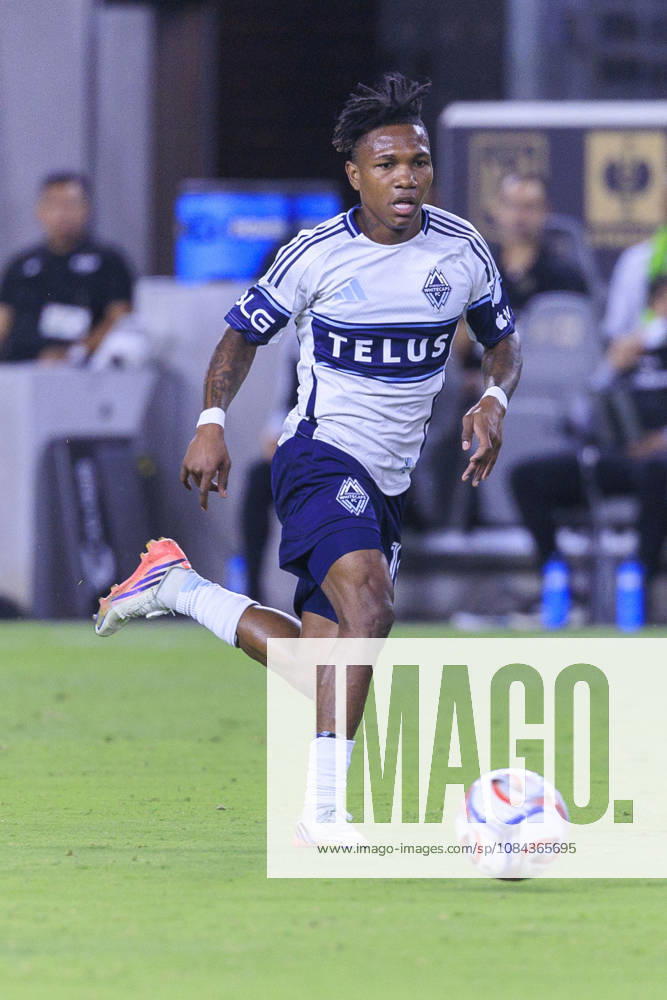 Edier Ocampo 18 of the Vancouver Whitecaps during their regular season MLS, Fussball Herren, USA game against the Los Angeles Football Club on Saturday October 10, 2026 at the BMO Stadium in Los Angeles, California. ARIANA RUIZ PI Los Angeles USA - ZUMAp124 20261010_zaa_p124_009