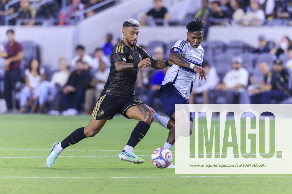 Denis Bouanga 99 of the Los Angeles Football Club and Edier Ocampo 18 of the Vancouver Whitecaps struggle for possession of the ball during their regular season MLS, Fussball Herren, USA game on Saturday October 10, 2026 at the BMO Stadium in Los Angeles, California. ARIANA RUIZ PI Los Angeles USA - ZUMAp124 20261010_zaa_p124_010