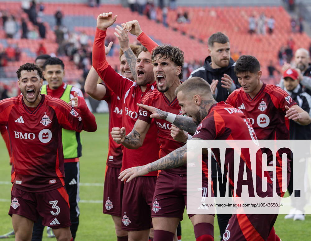 (261011) -- TORONTO, Oct. 11, 2026 -- Players of Toronto FC celebrate victory after the 2026 Major League Soccer MLS, Fussball Herren, USA regular season match between Toronto FC and CF Montreal at BMO Field in Toronto, Canada, on Oct. 10, 2026. (Photo by Xinhua) (SP)CANADA-TORONTO-SOCCER-MLS-TORONTO FC VS CF MONTREAL ZouxZheng