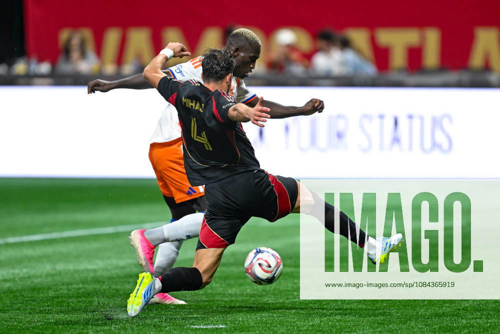 ATLANTA, GA - OCTOBER 10: Enea Mihaj 4 of Atlanta challenges Kevin Denkey 9 of FC Cincinnati during the MLS, Fussball Herren, USA match between FC Cincinnati and Atlanta United FC on October 10th, 2026 at Mercedes-Benz Stadium in Atlanta, GA. (Photo by Rich von Biberstein Icon Sportswire) SOCCER: OCT 10 MLS Atlanta United vs FC Cincinnati Icon261010009