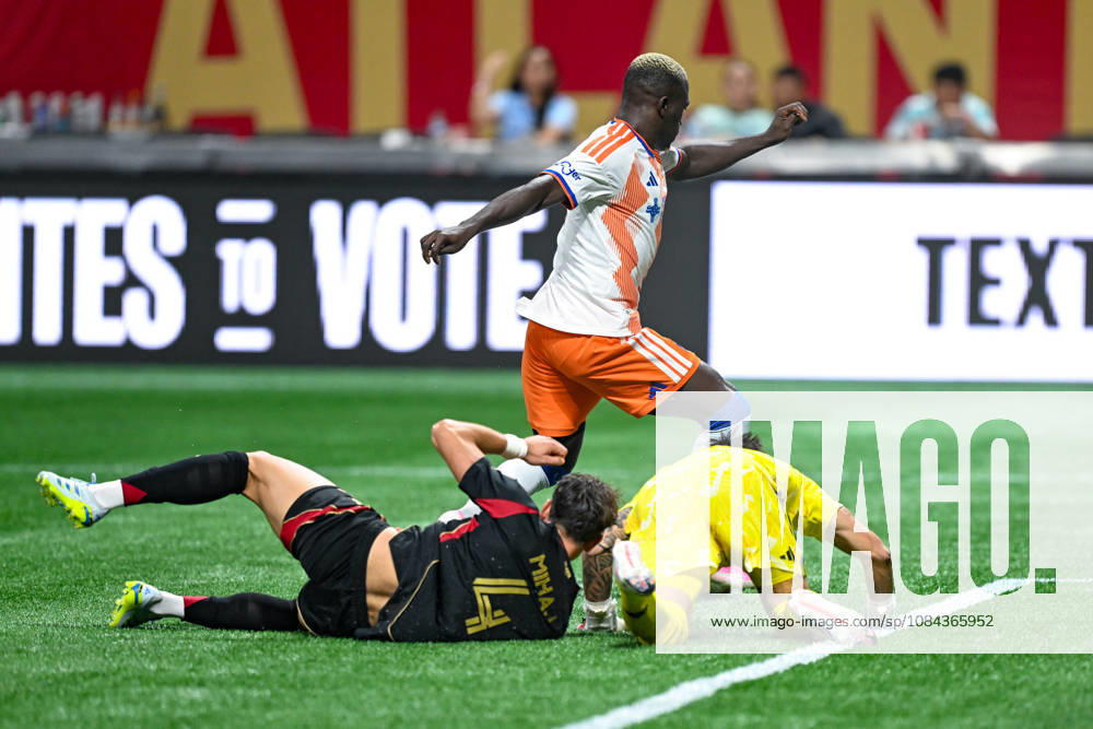ATLANTA, GA - OCTOBER 10: As Enea Mihaj 4 of Atlanta and Lucas Hoyos 1 collide, Kevin Denkey 9 of FC Cincinnati prepares a shot on goal during the MLS, Fussball Herren, USA match between FC Cincinnati and Atlanta United FC on October 10th, 2026 at Mercedes-Benz Stadium in Atlanta, GA. (Photo by Rich von Biberstein Icon Sportswire) SOCCER: OCT 10 MLS Atlanta United vs FC Cincinnati Icon261010010