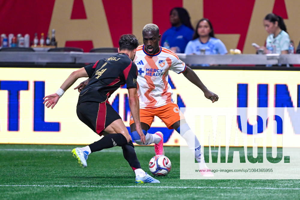 ATLANTA, GA - OCTOBER 10: Kevin Denkey 9 of FC Cincinnati looks to move past Enea Mihaj 4 of Atlanta during the MLS, Fussball Herren, USA match between FC Cincinnati and Atlanta United FC on October 10th, 2026 at Mercedes-Benz Stadium in Atlanta, GA. (Photo by Rich von Biberstein Icon Sportswire) SOCCER: OCT 10 MLS Atlanta United vs FC Cincinnati Icon261010013