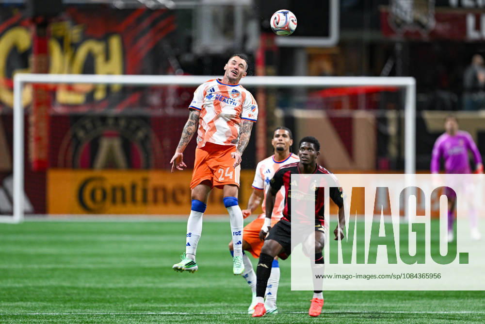 ATLANTA, GA - OCTOBER 10: Kyle Smith 24 of FC Cincinnati heads the ball during the MLS, Fussball Herren, USA match between FC Cincinnati and Atlanta United FC on October 10th, 2026 at Mercedes-Benz Stadium in Atlanta, GA. (Photo by Rich von Biberstein Icon Sportswire) SOCCER: OCT 10 MLS Atlanta United vs FC Cincinnati Icon261010015