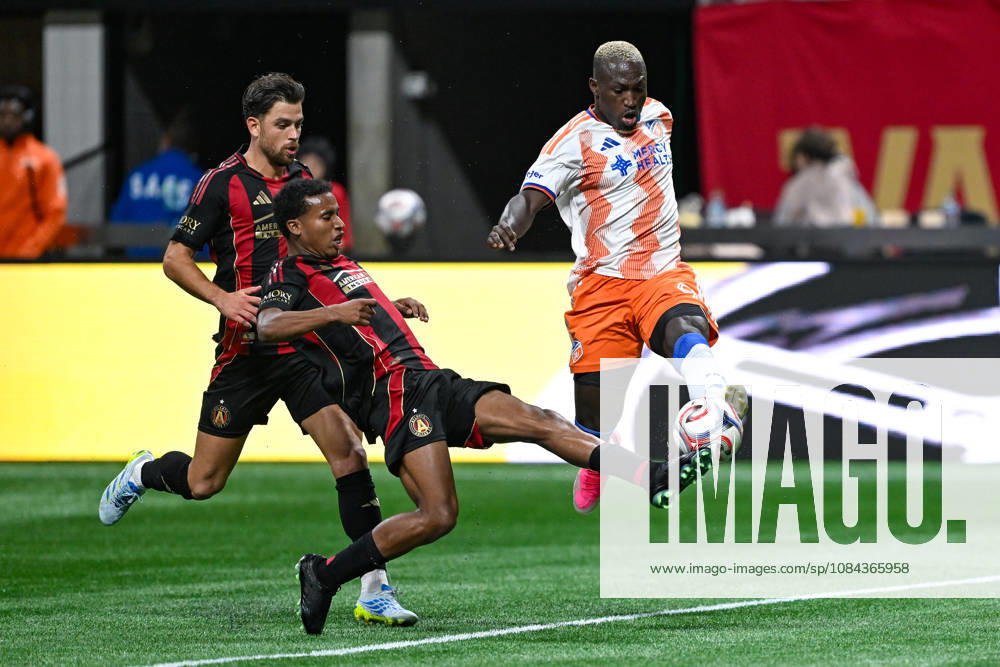 ATLANTA, GA - OCTOBER 10: Mauricio Amaro 14 of Atlanta and Kevin Denkey 9 of FC Cincinnati battle for possession during the MLS, Fussball Herren, USA match between FC Cincinnati and Atlanta United FC on October 10th, 2026 at Mercedes-Benz Stadium in Atlanta, GA. (Photo by Rich von Biberstein Icon Sportswire) SOCCER: OCT 10 MLS Atlanta United vs FC Cincinnati Icon261010017