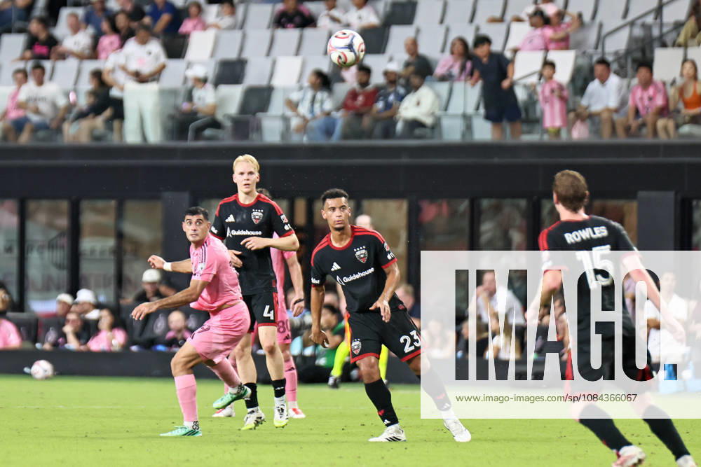 MIAMI, FL - OCTOBER 10: Inter Miami CF forward German Berterame (19) and D.C. United midfielder Brandon Servania (23) look towards the ball during a 2026 MLS, Fussball Herren, USA soccer match between Inter Miami CF and DC United on October 10, 2026 being played at NU Stadium, Miami, Fla.(Photo by Chris Arjoon Icon Sportswire). SOCCER: OCT 10 MLS Inter Miami CF vs DC United Icon2610100000018