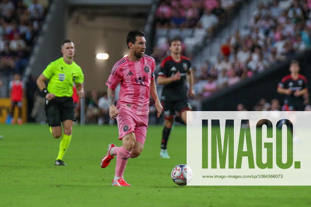MIAMI, FL - OCTOBER 10: Inter Miami CF forward Lionel Messi (10) runs with a ball during a 2026 MLS, Fussball Herren, USA soccer match between Inter Miami CF and DC United on October 10, 2026 being played at NU Stadium, Miami, Fla.(Photo by Chris Arjoon Icon Sportswire). SOCCER: OCT 10 MLS Inter Miami CF vs DC United Icon2610100000035