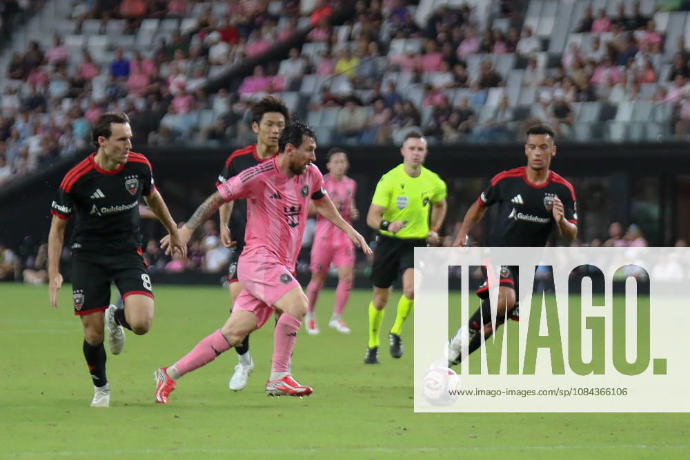 MIAMI, FL - OCTOBER 10: Inter Miami CF forward Lionel Messi (10) runs with a ball during a 2026 MLS, Fussball Herren, USA soccer match between Inter Miami CF and DC United on October 10, 2026 being played at NU Stadium, Miami, Fla.(Photo by Chris Arjoon Icon Sportswire). SOCCER: OCT 10 MLS Inter Miami CF vs DC United Icon2610100000036