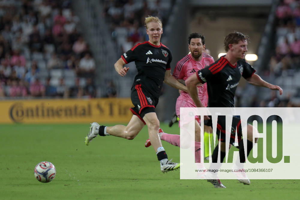 MIAMI, FL - OCTOBER 10: Inter Miami CF forward Lionel Messi (10) and D.C. United defender Matti Peltola (4) battle for a ball during a 2026 MLS, Fussball Herren, USA soccer match between Inter Miami CF and DC United on October 10, 2026 being played at NU Stadium, Miami, Fla.(Photo by Chris Arjoon Icon Sportswire). SOCCER: OCT 10 MLS Inter Miami CF vs DC United Icon2610100000037