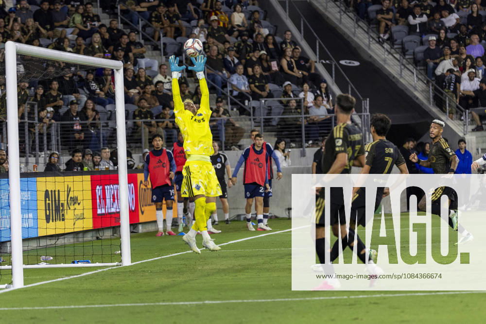 Vancouver Whitecaps goalkeeper Yohei Takaoka (1) makes a save against the Los Angeles FC during a MLS, Fussball Herren, USA soccer game on Saturday, Oct. 10, 2026 in Los Angeles. Los Angeles USA - ZUMAc68_ 20261010_zaf_c68_048