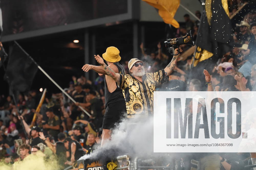 Los Angeles fans cheer during an MLS, Fussball Herren, USA match between Los Angeles and the Vancouver Whitecaps at BMO Stadium in Los Angeles, United States, 10 October 2026. MLS- Los Angeles vs Vancouver Whitecaps !ACHTUNG: NUR REDAKTIONELLE NUTZUNG!