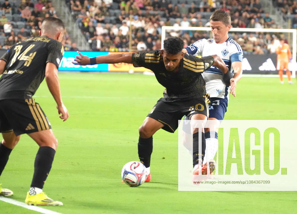 Sergio Vasquez (C) of Los Angeles in action against Ryan Gauld (R) of Vancouver during an MLS, Fussball Herren, USA match between Los Angeles and the Vancouver Whitecaps at BMO Stadium in Los Angeles, United States, 10 October 2026. MLS- Los Angeles vs Vancouver Whitecaps !ACHTUNG: NUR REDAKTIONELLE NUTZUNG!