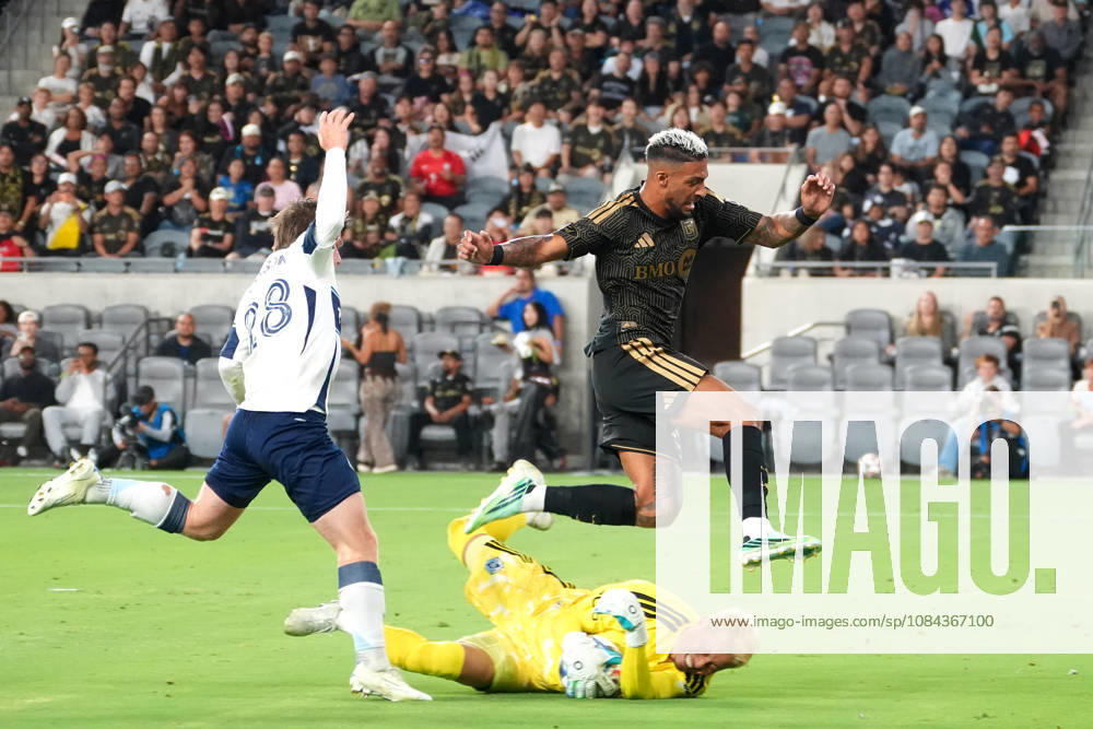 Denis Bouanga (R) of Los Angeles in action against Yohei Takaoka (C) of Vancouver during an MLS, Fussball Herren, USA match between Los Angeles and the Vancouver Whitecaps at BMO Stadium in Los Angeles, United States, 10 October 2026. MLS- Los Angeles vs Vancouver Whitecaps !ACHTUNG: NUR REDAKTIONELLE NUTZUNG!