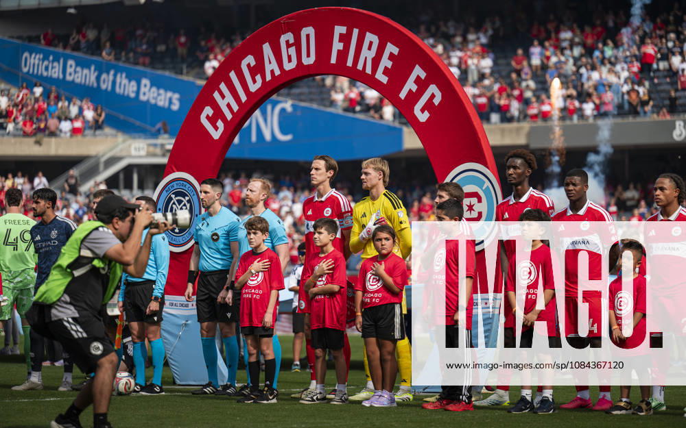 Chicago Fire FC V New York City FC - MLS, Fussball Herren, USA - October 10, 2026 Chicago Fire FC players Jack Elliott ( 3) and Chris Brady ( 1) stand in line for the National Anthem before the match against New York City FC at Soldier Field Stadium in Chicago, United States, on October 10, 2026. Chicago IL United States