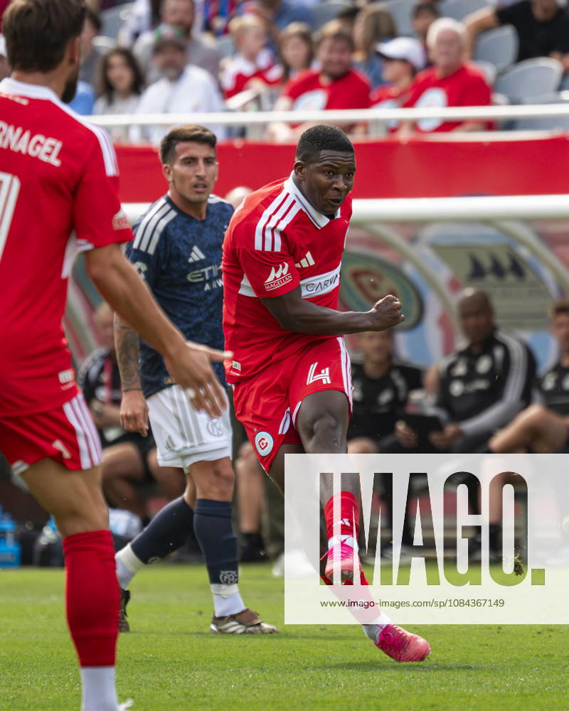 Chicago Fire FC V New York City FC - MLS, Fussball Herren, USA - October 10, 2026 Mbekezeli Mbokazi ( 4) of Chicago Fire FC shoots during the match between Chicago Fire FC and New York City FC at Soldier Field Stadium in Chicago, United States, on October 10, 2026. Chicago IL United States