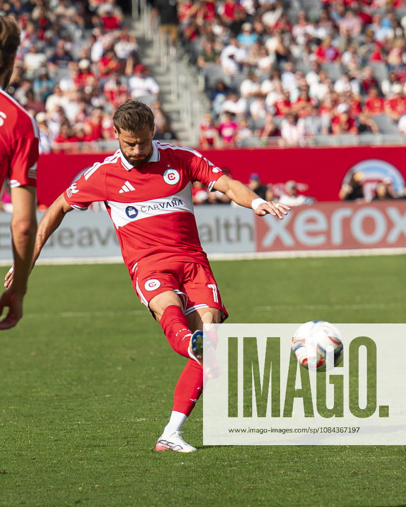 Chicago Fire FC V New York City FC - MLS, Fussball Herren, USA - October 10, 2026 Philip Zinckernagel ( 11) of Chicago Fire FC takes a free-kick during the match between Chicago Fire FC and New York City FC at Soldier Field Stadium in Chicago, United States, on October 10, 2026. Chicago IL United States
