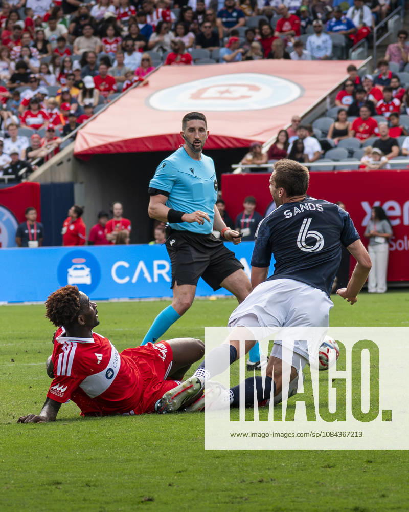 Chicago Fire FC V New York City FC - MLS, Fussball Herren, USA - October 10, 2026 Dje D Avilla ( 42) of Chicago Fire FC is shown a second yellow card and sent off for a tackle on James Sands ( 6) of New York City FC during the match between Chicago Fire FC and New York City FC at Soldier Field Stadium in Chicago, United States, on October 10, 2026. Chicago IL United States