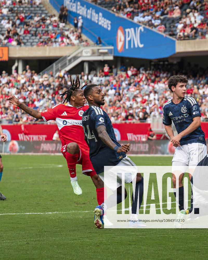 Chicago Fire FC V New York City FC - MLS, Fussball Herren, USA - October 10, 2026 Puso Dithejane ( 12) of Chicago Fire FC takes a shot during the match between Chicago Fire FC and New York City FC at Soldier Field Stadium in Chicago, United States, on October 10, 2026. Chicago IL United States