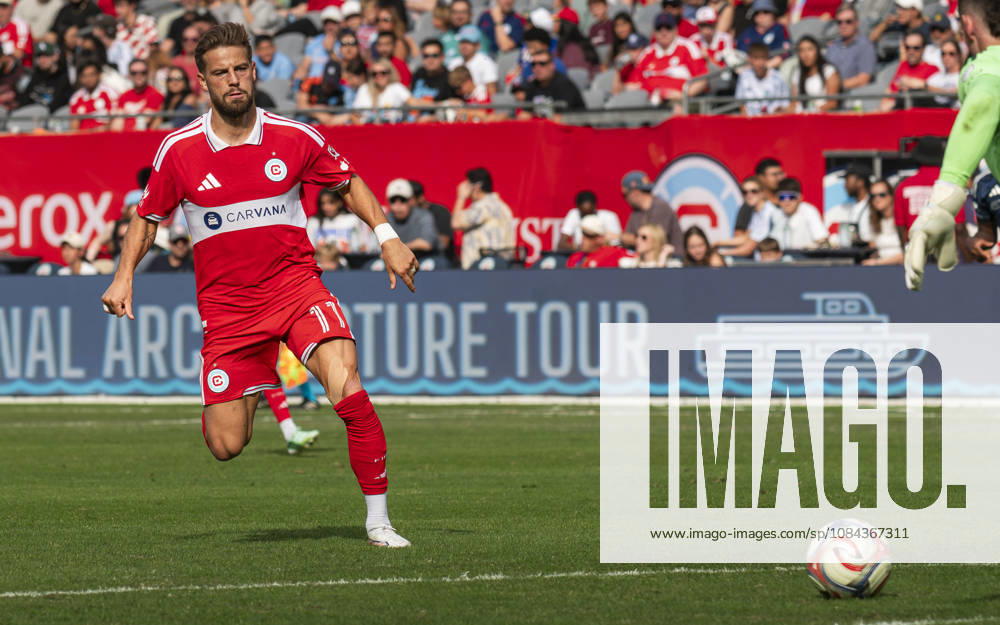 Chicago Fire FC V New York City FC - MLS, Fussball Herren, USA - October 10, 2026 Philip Zinckernagel ( 11) of Chicago Fire FC presses the ball during the match between Chicago Fire FC and New York City FC at Soldier Field Stadium in Chicago, United States, on October 10, 2026. Chicago IL United States