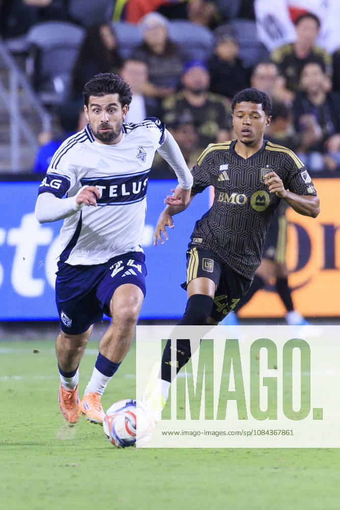 Brian White 24 of the Vancouver Whitecaps takes the ball up the sideline as Thayllon 43 of the Los Angeles Football Club defends during their regular season MLS, Fussball Herren, USA game on Saturday October 10, 2026 at the BMO Stadium in Los Angeles, California. LAFC tie with Whitecaps, 1-1. ARIANA RUIZ PI Los Angeles USA - ZUMAp124 20261010_zaa_p124_017